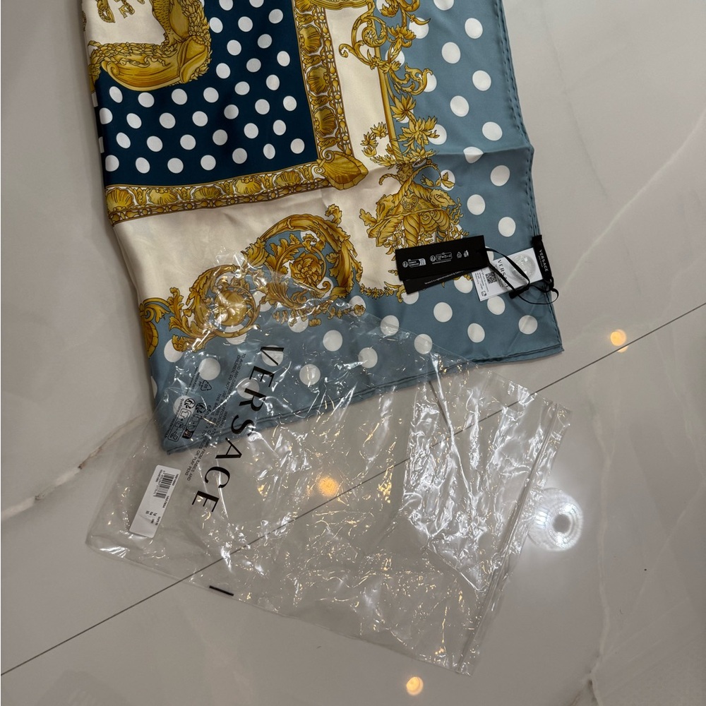 Versace silk scarf 1001600